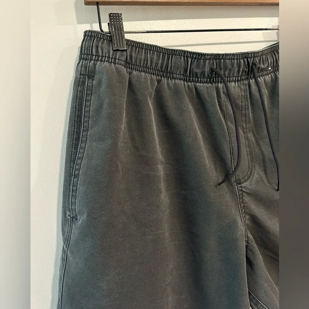 Hollister Mid-Thigh Volley Swim Trunks Mens Size Medium Faded Black Beach Swim